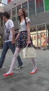 街拍白色丝袜可爱的女孩