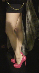 街拍等待聚会开场的红高裸腿时尚美女