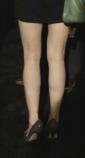 街拍和两个美女搭讪的大款