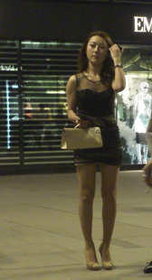 街拍少爷和小姐准备入场参加聚会