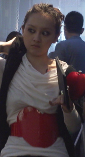 街拍派对中的裸腿美女