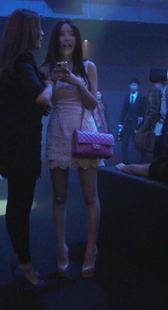 街拍手持香奈儿包包的美女，包包应该是真的吧