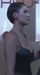 穿低胸吊带照样看的出有同性偏好的短发美眉