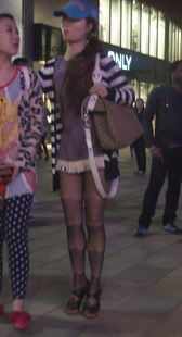 自然界的海浪翻滚印到丝袜上就叫性感，别致丝袜美女一枚