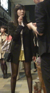 拍黑丝美女吸烟时一条裸腿映入镜头