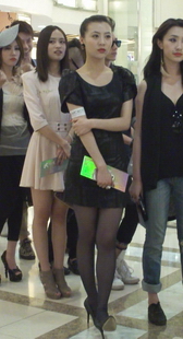 一群美女等待中，难道是参加选美比赛