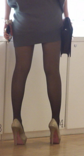 街拍穿米字旗图案的黑丝黄发小骚