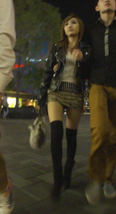 夜幕下的一对情侣，美女长筒靴超显身材