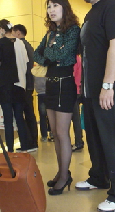 街拍黑丝黑包臀人妻