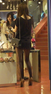 街拍穿别致黑丝的小美女