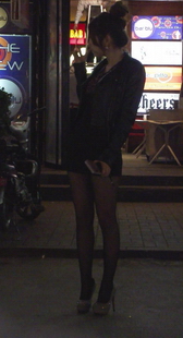 街拍等待中的黑丝美女，难道在接客