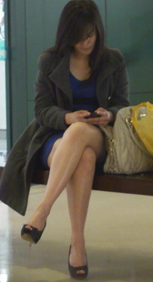 街拍白腿蓝高裸腿少妇打电话