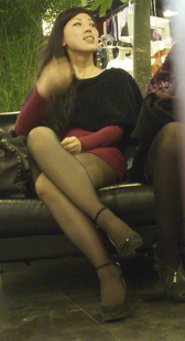 街拍黑丝美女的坐姿