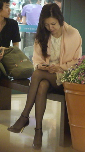 街拍黑丝少妇高跟脸蛋特写