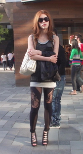 阳光灿烂是丝袜是长裤自己看