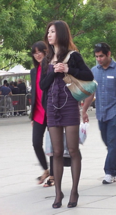 街拍修长的黑丝美腿，撩人的漂亮脸庞