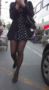 街拍黑丝波点裙美女，鱼嘴黑高也给力