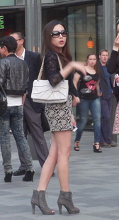 街拍时尚的墨镜美眉，裸腿鱼嘴镂空蕾丝上衣很诱惑