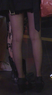 街拍黑丝超短裙美女