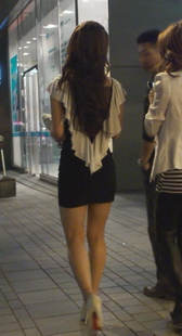 街拍时尚的裸腿白高包臀裙少妇