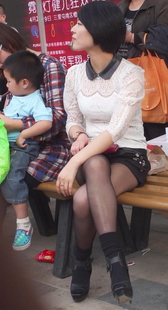 街拍短发黑丝少妇坐姿，袜跟诱惑