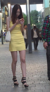 街拍时尚黄色包臀美女，圆圆的PP令人遐想