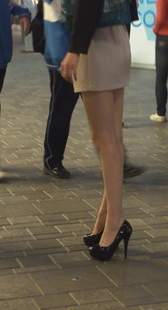 黑高美眉，笔直裸腿，给力！