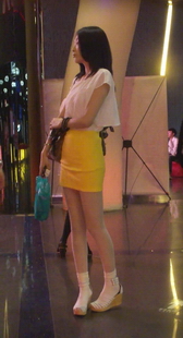 街拍穿着日系短白袜的凉鞋美女，包臀也诱惑