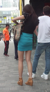 街拍苹果店里的蓝包臀裸腿美眉