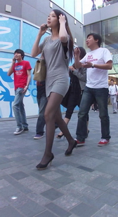 街拍修长的黑丝美腿包臀美女，臀部凸起