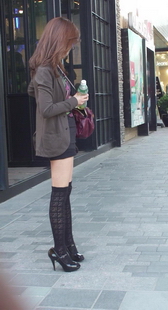 街拍花纹黑色中统袜，漆皮黑高美眉