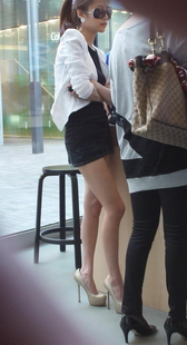 超长大片跟拍金高裸腿牛仔超短美女