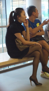 街拍黑丝黑高美女的坐姿