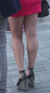 街拍丰满美眉的粉色包臀坡跟凉鞋