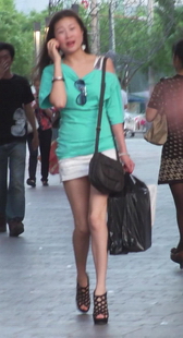 跟拍白色超短裸腿mm