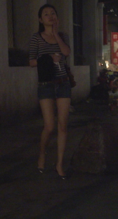 跟拍金高牛仔短裙美眉，还有楼梯上的诱惑哦