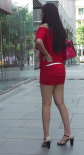街拍丰满的裸腿红裙美女，小腿上的纹身很性感
