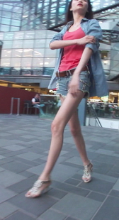 街拍骨感美眉的牛仔热裤细瘦腿