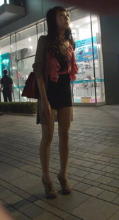 街拍等待中的凉鞋美女，看见什么笑的那么开心