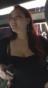 街拍丰满气质熟女的丰乳有特写哦