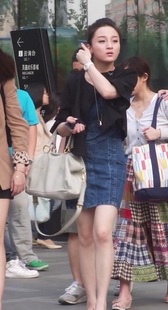 街拍两个短裙裸腿美眉，两种不同味道