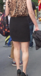 街拍豹纹上衣超短裙美女，衣服虽然宽松但依稀看见胸部凸起