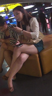 美女专心玩手机，大师专心拍美女