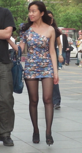 连衣短裙美女的裙子很短，黑丝袜跟微露，微微的诱惑你