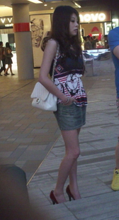 街拍牛仔短裙美女脸部大特写