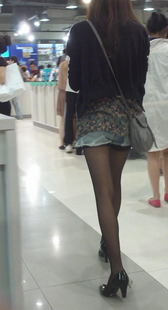 黑丝美女坐着露出的袜跟，站起才发现是热裤