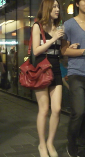 夜幕下的情侣，依稀可见美眉是个白皮肤