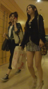 街拍两个小美眉从室外跟到室内