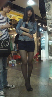 黑丝超短长腿美眉，旁边的眼睛哥爽啊