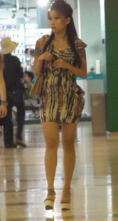 盘发装淑女，可惜手臂纹身依然显示你是辣妹